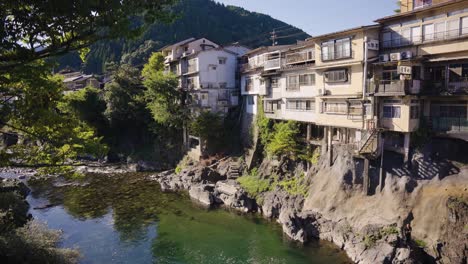 Gujo-Hachiman,-Die-Wasserstadt,-Wunderschöne-Nachbarschaft-Am-Fluss,-Gifu-Japan