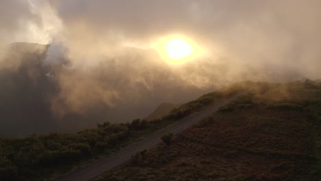 Sol-Brillante-Oscurecido-Por-Nubes-Blancas-Y-Niebla-Sobre-La-Montaña-En-La-Isla-De-Madeira,-Portugal