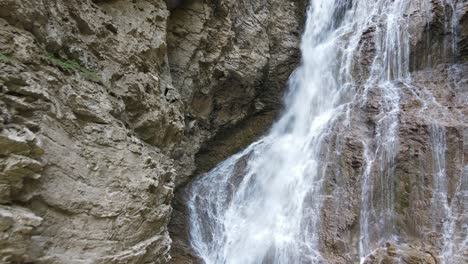 Margaret-Falls-Fluye-Por-Un-Acantilado-Rocoso-Y-Empinado-En-El-Impresionante-Parque-Provincial-Herald-En-Columbia-Británica,-Canadá