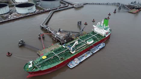 Silver-Rotterdam-Oil-Petrochemical-Shipping-Tanker-Cargando-En-La-Terminal-Tranmere-Liverpool-Antena-Birdseye-Girando-A-La-Izquierda-Alta-Vista