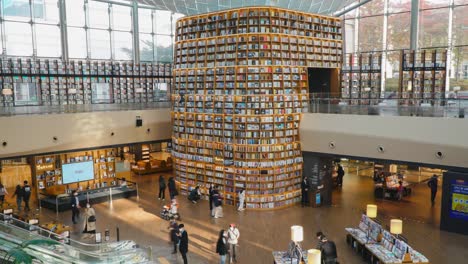 People-visiting-Starfield-Library-in-Coex-Mall-in-Gangnam-District,-Seoul-city,-Korea---static-timelapse