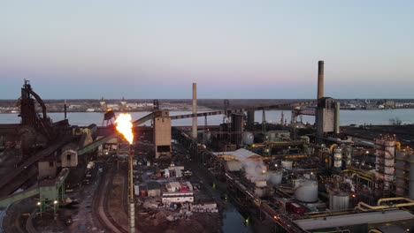 Zug-Island-Steel-Factory,-Stahlwerk-In-Detroit,-Michigan,-Luftaufnahme-Mit-Brennendem-Schornstein-In-Der-Dämmerung