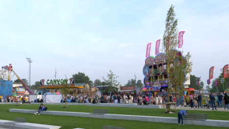 Parque-De-Atracciones-Concurrido-Con-Emocionantes-Atracciones-En-Tongeren,-Bélgica