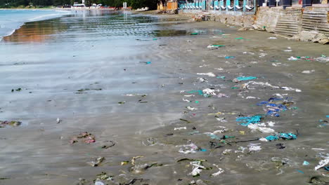 Luftaufnahmen-über-Einem-Sehr-Verschmutzten-Strand-Voller-Schmutzigem-Plastikmüll