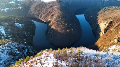 Wunderschöner-Horseshoe-River-In-Den-Bergen-Nordamerikas,-Verschneite-Landschaft-Im-Winter,-Luftaufnahme