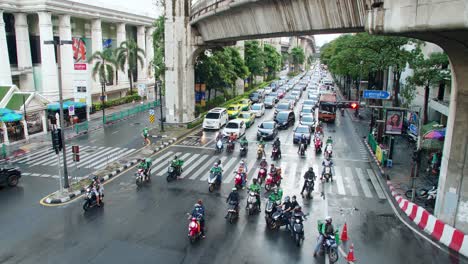 Weiter-Blick-über-Den-Verkehr-Durch-Belebte-Kreuzungen-Zur-Hauptverkehrszeit-In-Bangkok,-Die-Von-Ampeln-Kontrolliert-Wird,-Gibt-Es-Jeden-Tag-Starken-Verkehr