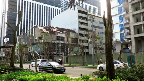 Nach-Dem-Taifun-Odette-Zeigten-Einige-Geräumte-Straßen,-Die-Passierbar-Wurden,-Entblößte-Bäume-Und-Viele-Architektonische-Schäden-An-Gebäuden