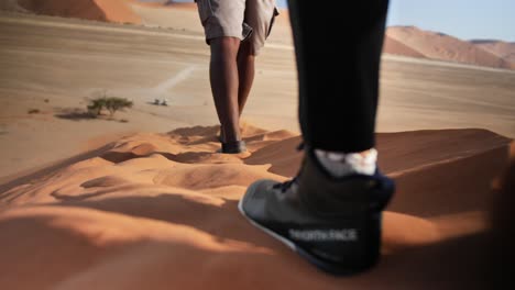 Zwei-Personen-Gehen-Die-Berühmte-Düne-45-In-Namibia-Hinunter