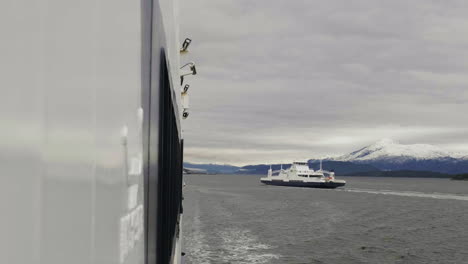 Ferry-Pasando-Otro-Ferry-Con-Montañas-Al-Fondo-En-Molde,-Noruega