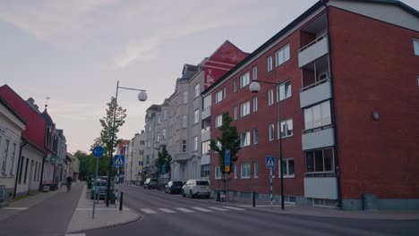 Radfahrer-An-Der-Regementsgatan-Mit-Neuen-Straßen-In-Ystad-Am-Spätsommerabend,-Südschweden,-Weitwinkelaufnahme-Aus-Der-Hand