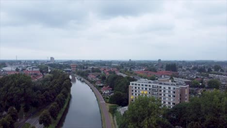 Luftaufnahme-Eines-Altenheims-Am-Fluss,-Der-Durch-Die-Vororte-Von-Leiden,-Niederlande,-Fließt