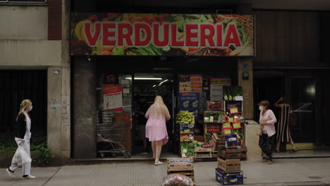 Gente-Con-Mascarillas-Comprando-Verduras-En-Supermercado,-Buenos-Aires