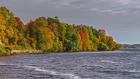 Zeitraffer-Am-Ufer-Des-Flusses-Daugava-In-Daugavas-Loki,-Lettland-Im-Herbst