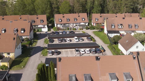 Private-Wohnhäuser-In-Norrköping,-Seitliche-Luftaufnahme