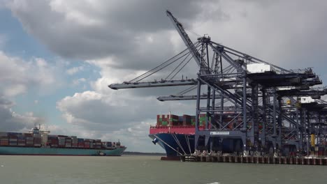 Containerschiff-Fährt-In-Den-Hafen-Von-Felixstowe,-Suffolk,-Großbritannien-Ein
