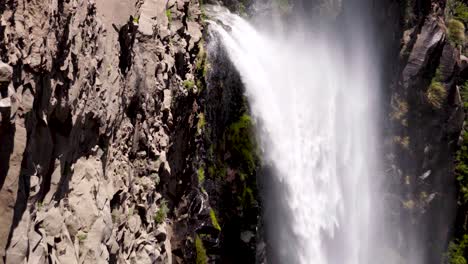Nahaufnahme-Des-Umgekehrten-Wasserfalls-Oder-Regenbogenwasserfalls-In-Der-Region-Maule-In-Chile-An-Einem-Sonnigen-Tag