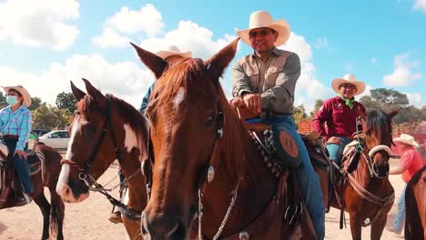 Reiter-Bereiten-Sich-Auf-Den-Wettkampf-Beim-Pferdefest-In-Mexiko-Vor