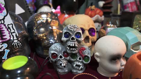 Halloween-Thema,-Dekorative-Ornamente,-Produkte-Aus-Totenköpfen,-Werden-Tage-Vor-Halloween-In-Hongkong-In-Einem-Geschäft-Verkauft