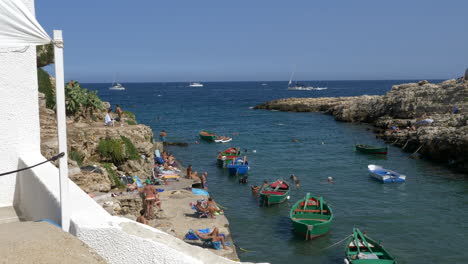 Barcos-Amarrados-Y-Gente-Disfrutando-De-Un-Día-Soleado-En-Port-Alga