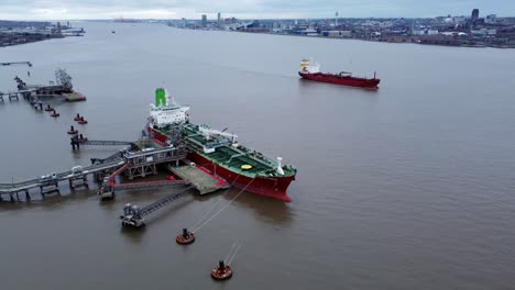 Silver-Rotterdam-Oil-Petrochemical-Shipping-Tanker-Cargando-En-La-Terminal-Tranmere-Liverpool-Vista-De-Marcha-Atrás-Aérea