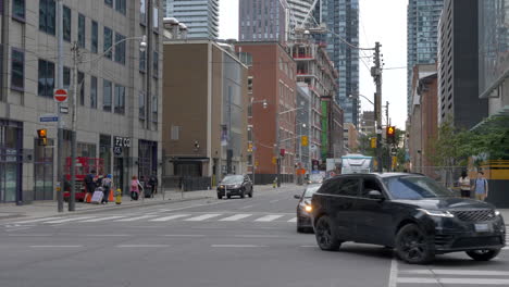 Blick-Auf-Die-Innenstadt-Von-Toronto-Mit-Fußgängern-Und-Verkehr