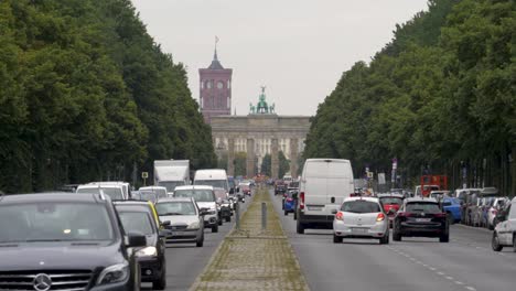 Establishing-shot-of-the-traffic-in-the-berlin-city-center