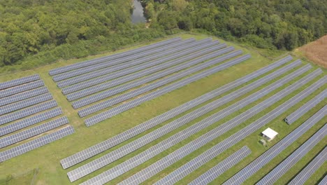 Panel-Solar-Campo-Formación-Electricidad-Poder-Verde-Limpio-Renovable-Aéreo-Dron-Inclinación-Georgia-Estados-Unidos