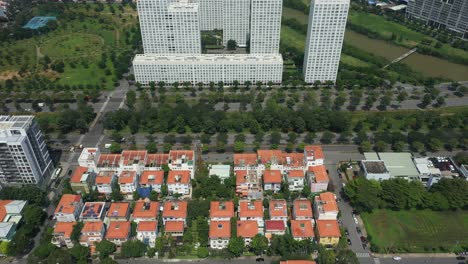 Ultramoderne-Stadtentwicklung-Mit-Wohn--Und-Gewerbehochhäusern,-Villen,-Grünflächen-Und-Uferbereichen
