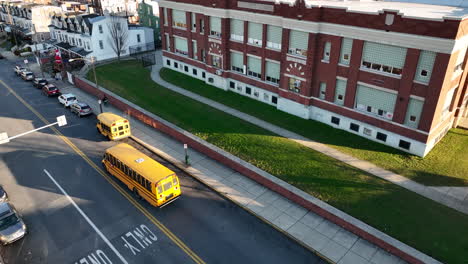 Autobús-Escolar-Y-Estudiantes-En-El-Edificio-De-La-Escuela-Pública