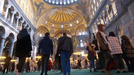 Touristen,-Die-Eine-Maske-Tragen,-Besuchen-Die-Große-Moschee-Der-Heiligen-Hagia-Sophia,-Offiziell-Bekannt-Als-Die-Große-Moschee-Der-Heiligen-Hagia-Sophia,-Und-Früher-Die-Kirche-Der-Hagia-Sophia-In-Der-Türkei-Istanbul-01-03-2022