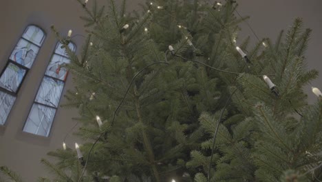 árbol-De-Navidad-Con-Velas-Eléctricas-En-El-Santuario-De-Una-Iglesia