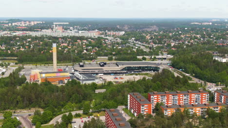 Apartamentos-Y-Edificios-Industriales-De-Los-Suburbios-De-Estocolmo-De-Solna,-Vista-Aérea-De-Drones