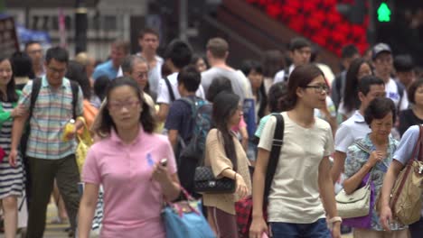 Muchos-Trabajadores-De-Hong-Kong-De-Diferentes-Edades-Caminando-Con-Bolsas-O-Mochilas-Colgadas-En-La-Calle