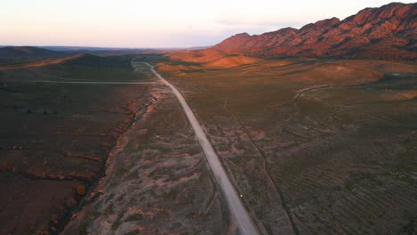 Elders-Range-Landscape-during-sunset,-Aerial-ascending-view,-Flinders-Ranges-National-Park