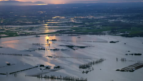 Llanuras-Inundadas-Después-De-Fuertes-Tormentas-En-El-Oeste-De-Canadá,-Puesta-De-Sol-Aérea
