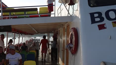 Leute-Auf-Der-Bonanza-Bootstour-In-Acapulco,-Schwenk-Nach-Rechts