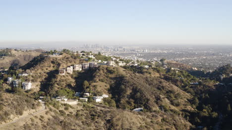 Im-Tiefflug-über-Die-Hügel-Hollywoods-In-Richtung-Innenstadt-Von-Los-Angeles-Fliegen