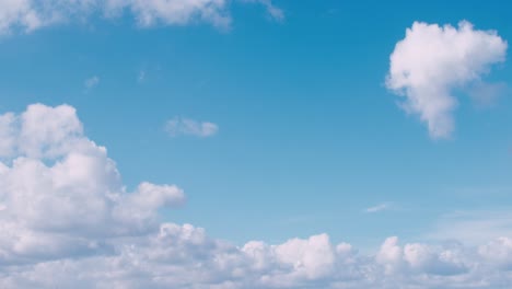 Zeitraffer-Von-Wolken-Und-Strahlend-Blauem-Himmel