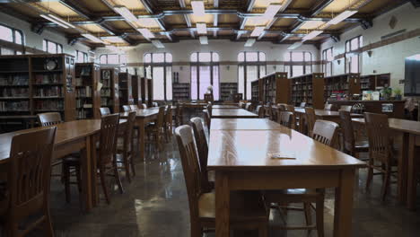 Una-Biblioteca-Vacía-De-La-Escuela-Secundaria-Al-Final-Del-Año-Escolar