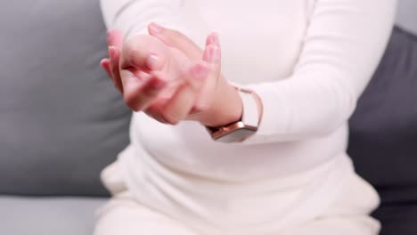 Frau-Führt-Eine-Selbstmassage-Am-Handgelenk-Ihres-Rechten-Arms-Durch