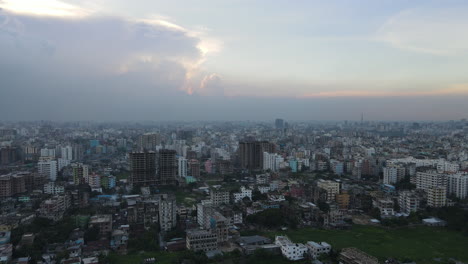 Drohne-Fliegt-Vorwärts-Und-Enthüllt-In-Der-Abenddämmerung-Eine-Megastadt-Voller-Gebäude-In-Indien