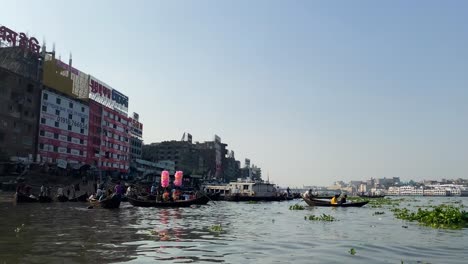 Bootsleute-Auf-Dem-Fluss-Buriganga-Befördern-Passagiere-Auf-Die-Andere-Seite,-Dhaka,-Bangladesch