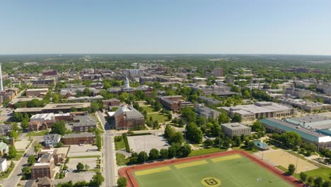 Drone-Volando-Lejos-Del-Campus-De-La-Universidad-De-Missouri-En-Verano
