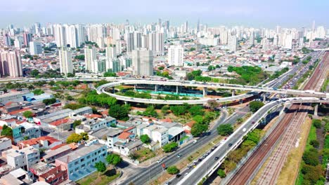 Vista-Desde-El-Ferrocarril,-La-Avenida-Del-Metro-Y-El-Viaducto-Circular-Con-Un-Horizonte-Increíble-En-El-Fondo