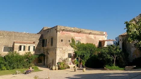 Vista-Panorámica-De-La-Antigua-Tonnara-De-Scopello-En-Sicilia-Destino-Turístico-Con-Apartamentos-Frente-Al-Mar