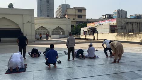 Hombres-Musulmanes-Rezando-En-El-Patio-De-La-Mezquita-Nacional-Baitul-Mukarram-En-Dhaka