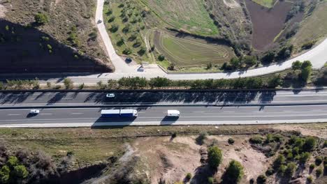 Vista-Aérea-De-Un-Camión-Y-Una-Furgoneta-Conduciendo-Por-Una-Carretera-Rural-Abierta-En-Europa