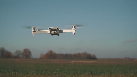 Weiße-Drohne-Fliegt-Auf-Naturhintergrund