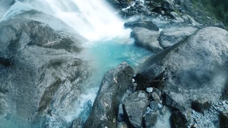 Nahaufnahme-Eines-Malerischen-Wasserfalls-Mit-Der-Wasserbrise,-Die-Auf-Den-Felsen-Plätschert,-Standbild-Des-Naturhintergrunds