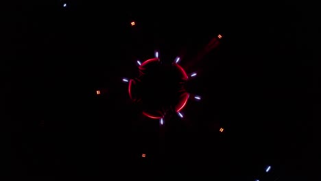 Aufsteigende-Drohnenaufnahmen-Aus-Der-Luft-Einer-Abstrakten-Und-Farbenfrohen-Kreisförmigen-LED-Lichtshow-In-Einem-Brunnen-In-Bratislava,-Slowakei